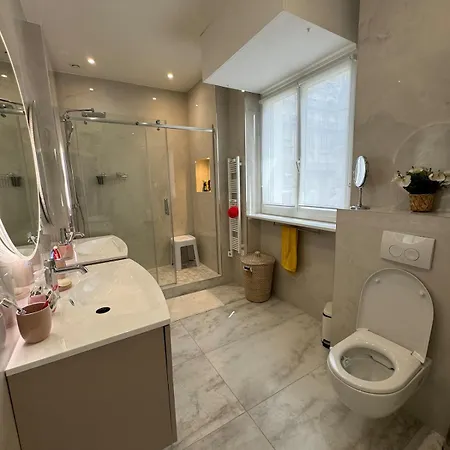 Luxurious 2 Bedroom Apartment, Located In Avenue George V * Paris