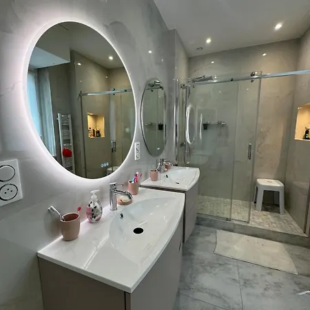 Apartment Luxurious 2 Bedroom Apartment, Located In Avenue George V