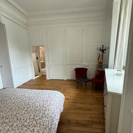 Luxurious 2 Bedroom Apartment, Located In Avenue George V Apartment