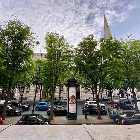 Luxurious 2 Bedroom Apartment, Located In Avenue George V Parigi