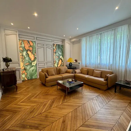 Luxurious 2 Bedroom Apartment, Located In Avenue George V * Parigi