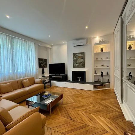 Luxurious 2 Bedroom Apartment, Located In Avenue George V