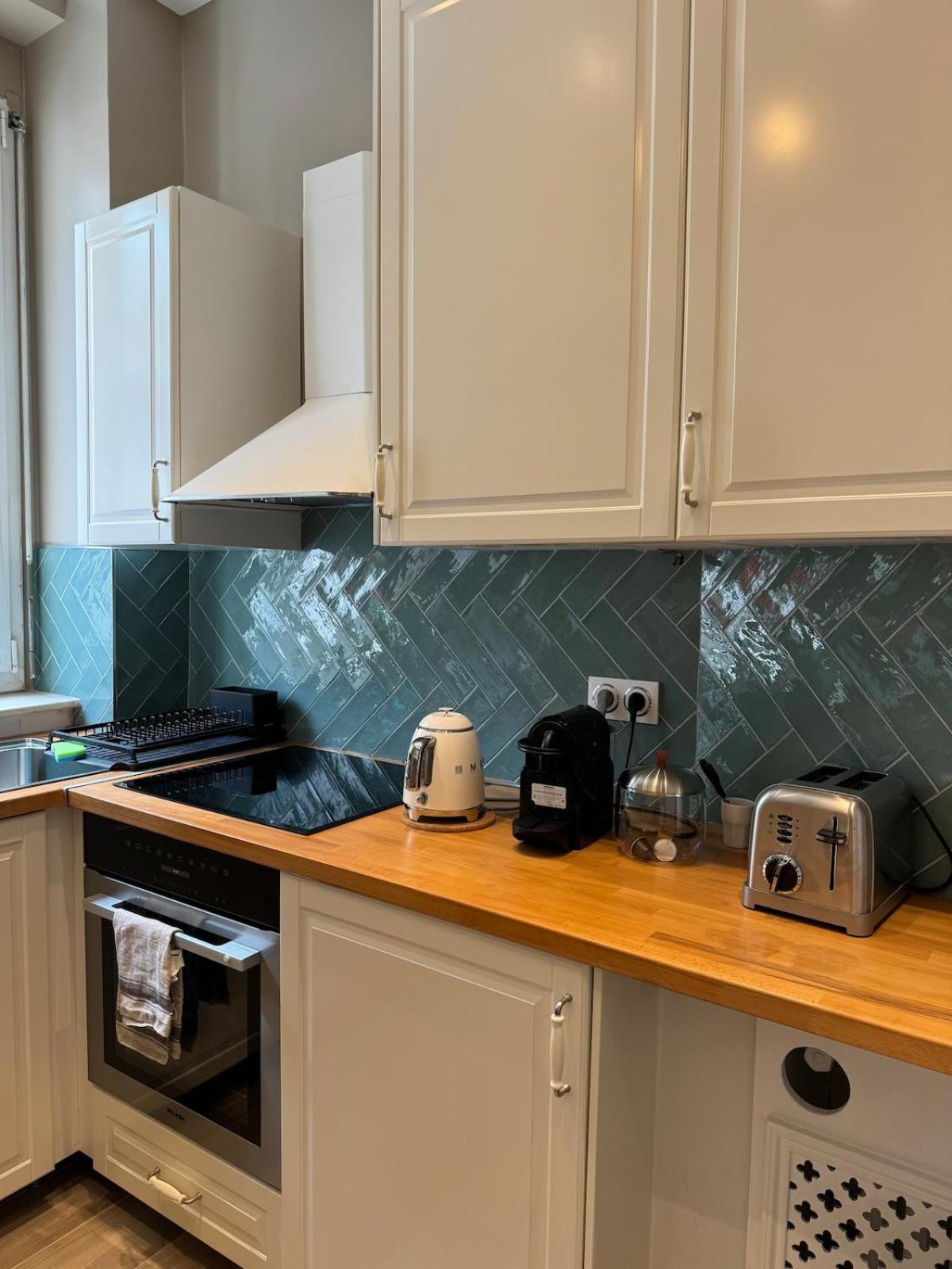 Luxurious 2 Bedroom Apartment, Located In Avenue George V Apartment